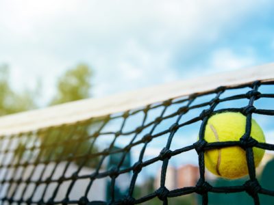 Der Colony Club hat 15 Sandplätze im Freien. Colony Club Tennis Wien